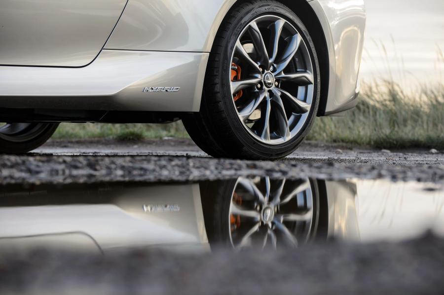 Детали экстерьера Lexus RC300h F-Sport 2019 года  (UK) (фото 32 из 40)
